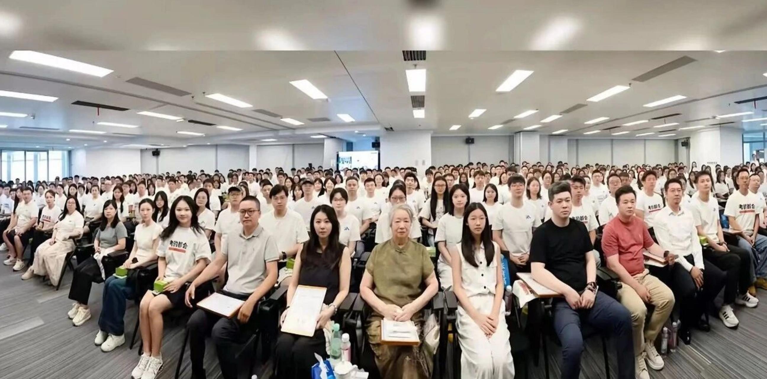 张雪峰去世后不到半年的公司全家福全景照张的未成年女儿和孩子生母都出镜居中，最C的