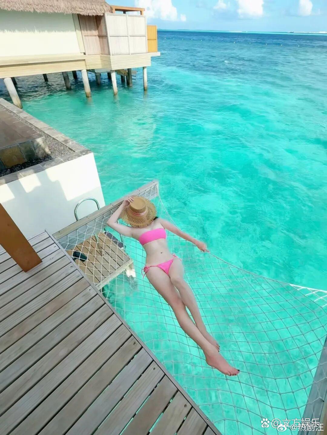 张萌身材太辣了，粉泳装也太好看了！