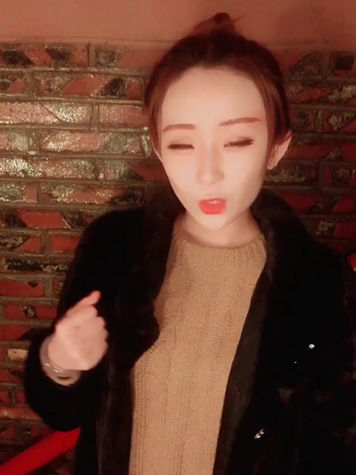 和女生委屈聊?异地恋女生受聊天,安慰胸美丽的女友图片