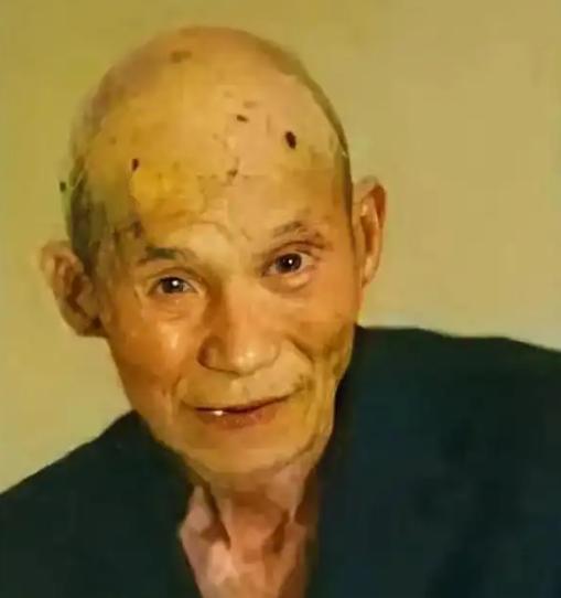 他是中国服刑时间最长的人，前后在监狱里待了整整57年，20岁被关进监狱，直到77