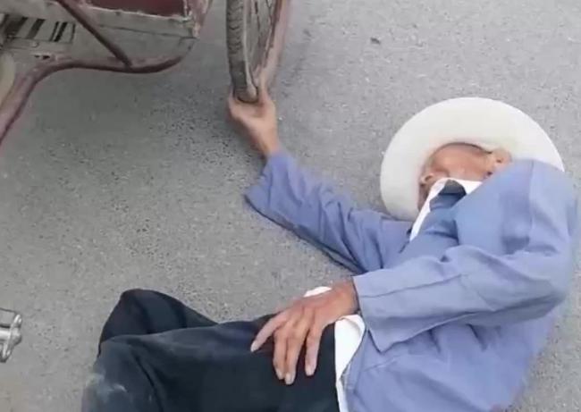 湖北襄阳，一店铺老板娘让员工倒垃圾，员工将垃圾直接倒在一荒地里，因荒地是一7旬大