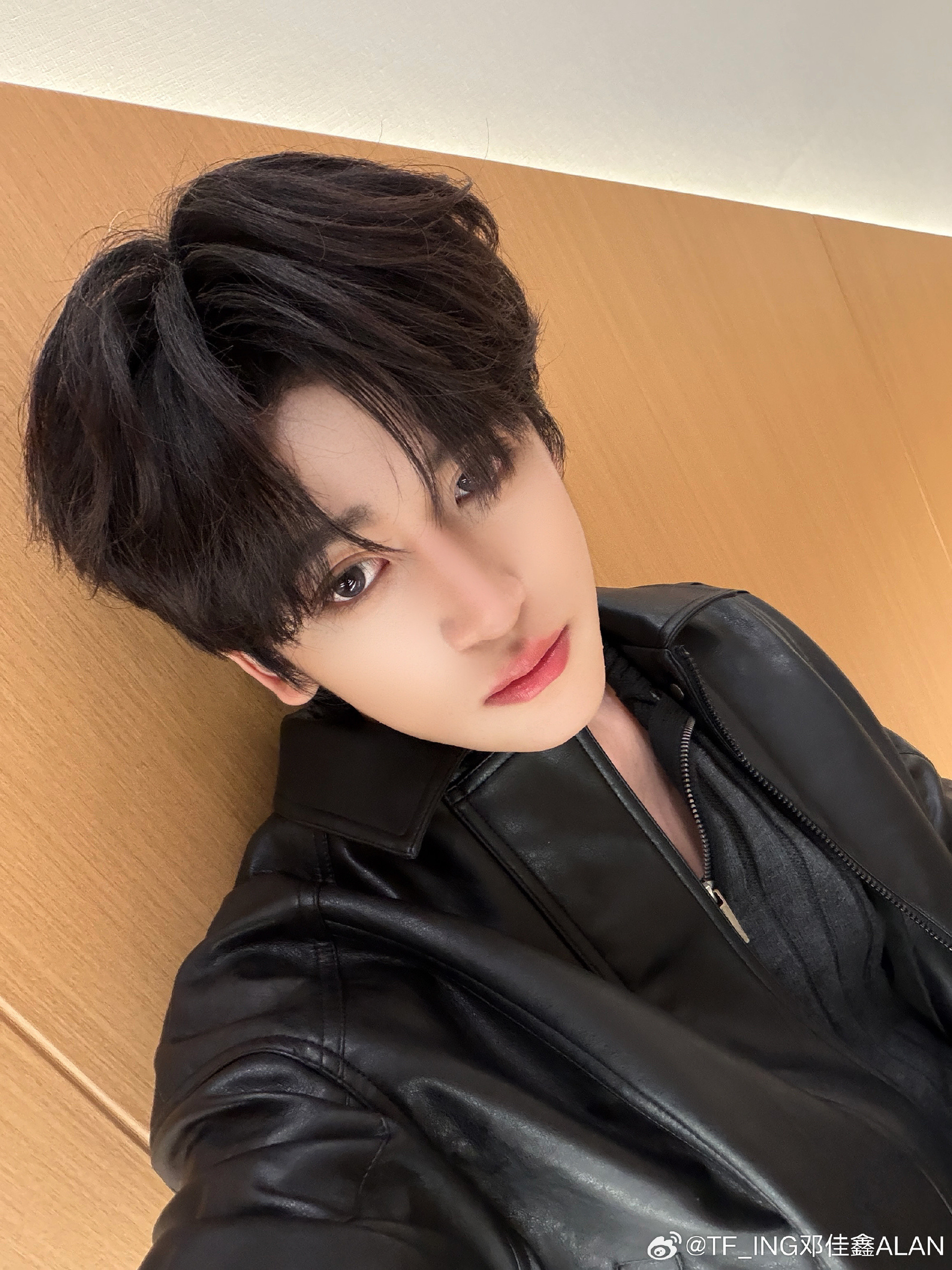 邓佳鑫自拍的我和自拍的我