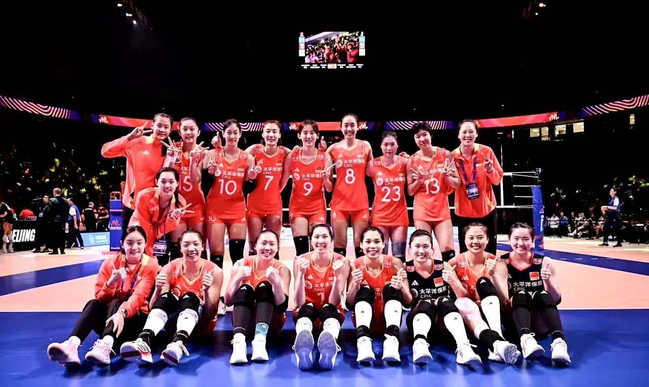 中国女排3-2逆转战胜多米尼加女排（五局比分25-22、17-25、22-25、