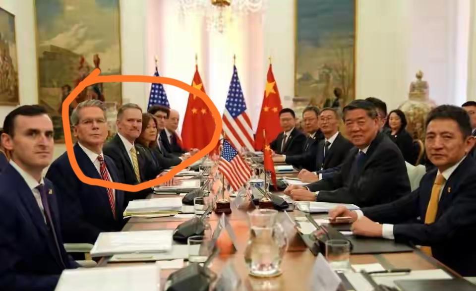 表情对比，仔细看，哪方更有自信，哪方更放松，一目了然。看颧骨就能看出谁更轻松，美
