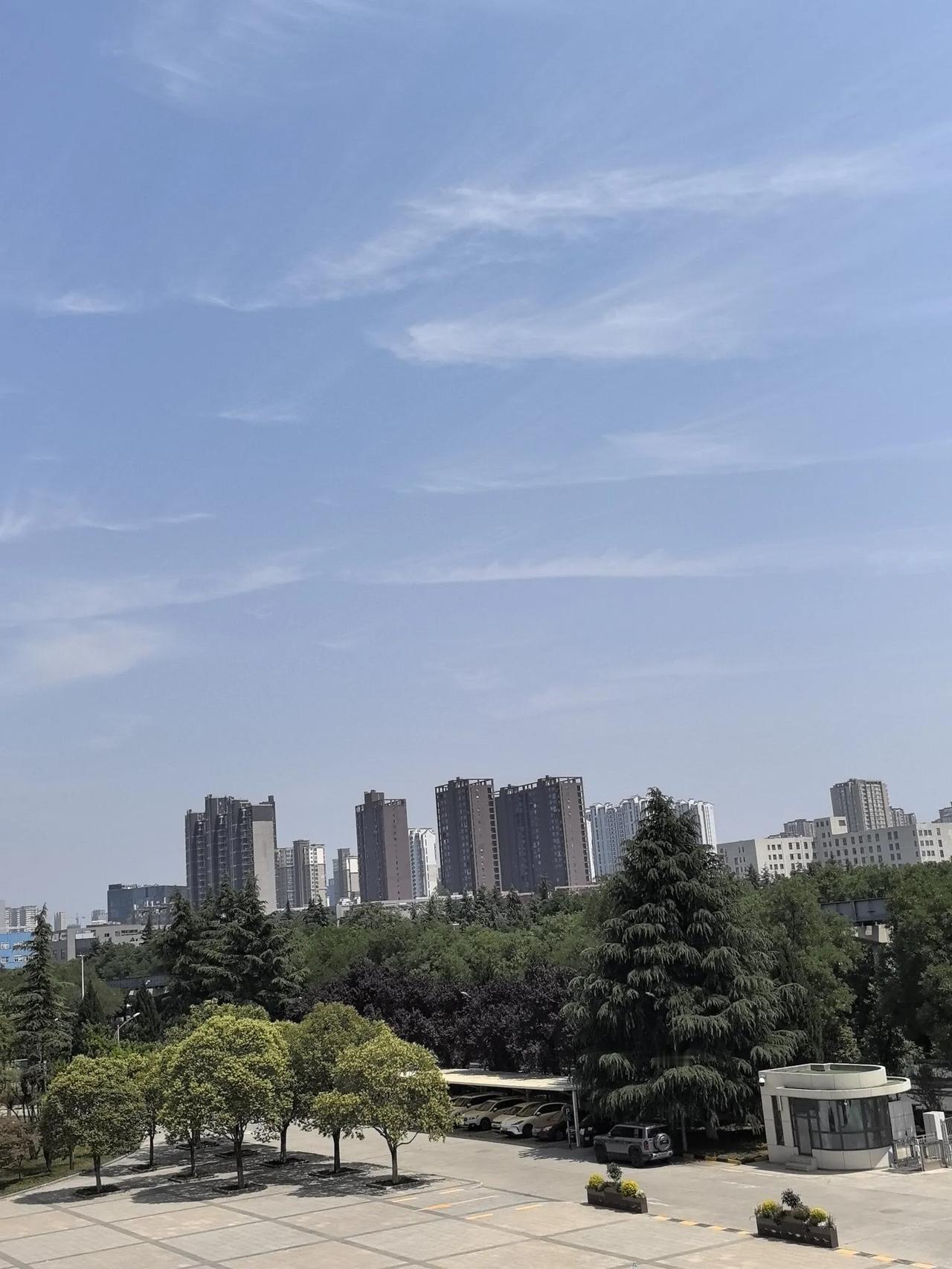 西安快来雨水了，原因也简单，就是西安这地人杰地灵干旱久了就会来场雨雨下久了就
