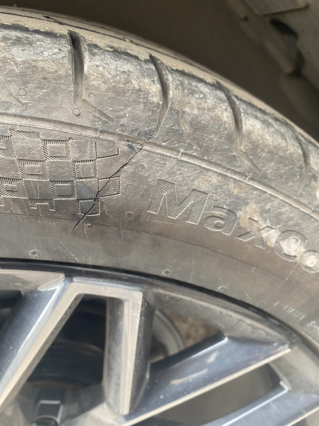 长安unit轮胎车友们，看看这种需要换轮胎嘛，倒车碰裂了，换的话有没有推荐的