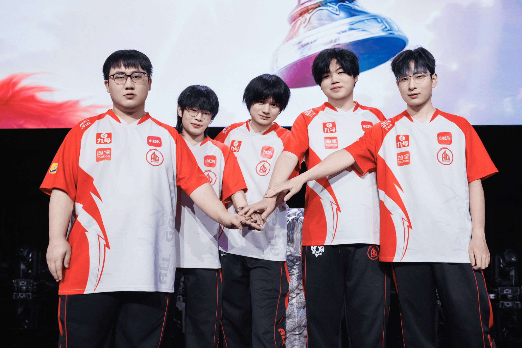 成都AG超玩会发布五人组合照并配文: 再进一步