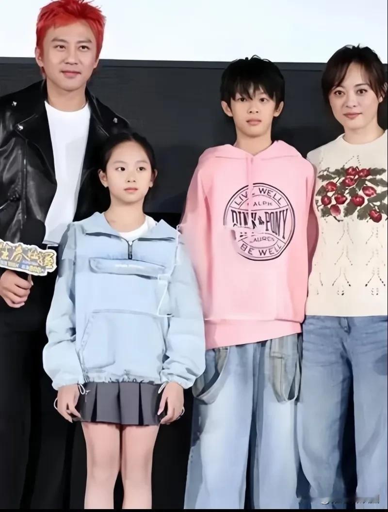 孙俪一家四口合照，女儿像爸爸邓超，儿子像妈妈孙俪如同复制粘贴一样。不过发现孙俪跟