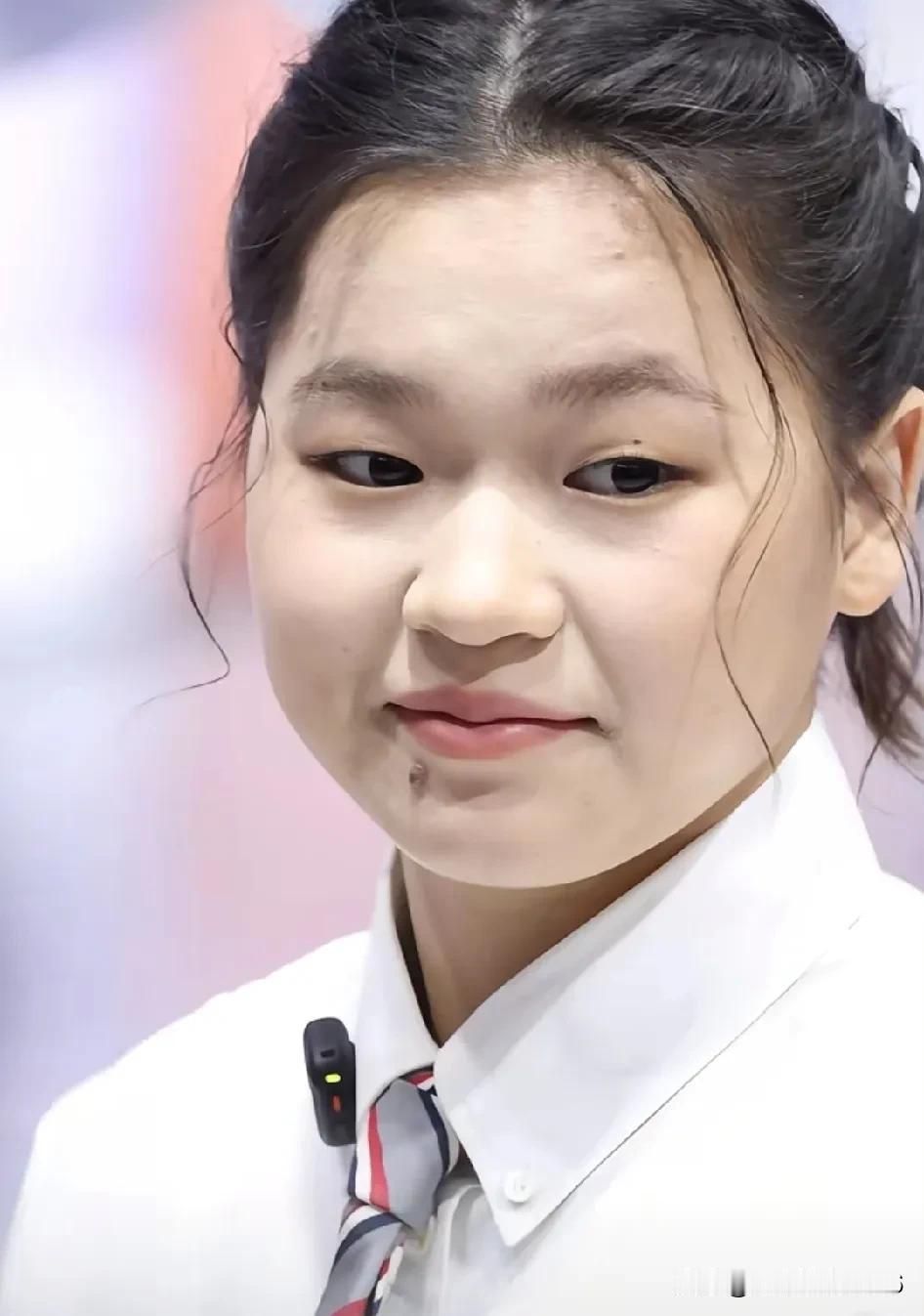 全红婵这个人，你不能细看，因为一细看，越仔细看越觉得她这个人，温温柔柔的真的