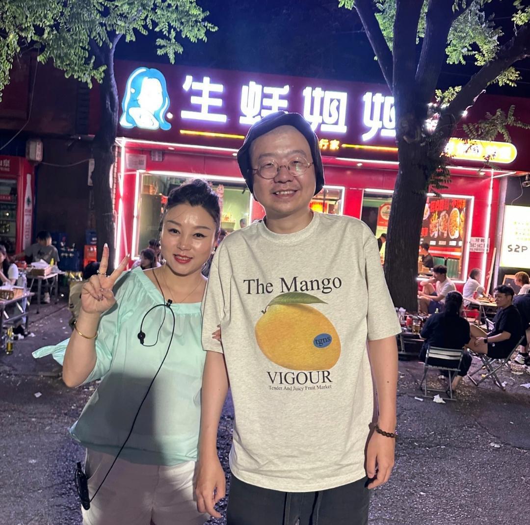 35岁李诞在北京一家餐馆吃生蚝，他打扮得太成熟了，好像六七十岁的老大爷，颜值真的