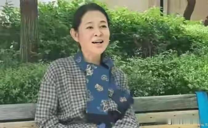 倪萍公园素颜被抓拍，真实面貌引发公众感慨近日，一组倪萍在公园被网友偶遇并抓拍的照片在网络上流传开来，