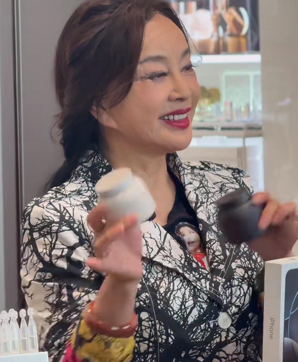 刘晓庆现身三亚免税店直播带货，生图流出。照片中的刘晓庆身穿黑白花纹下摆点缀大