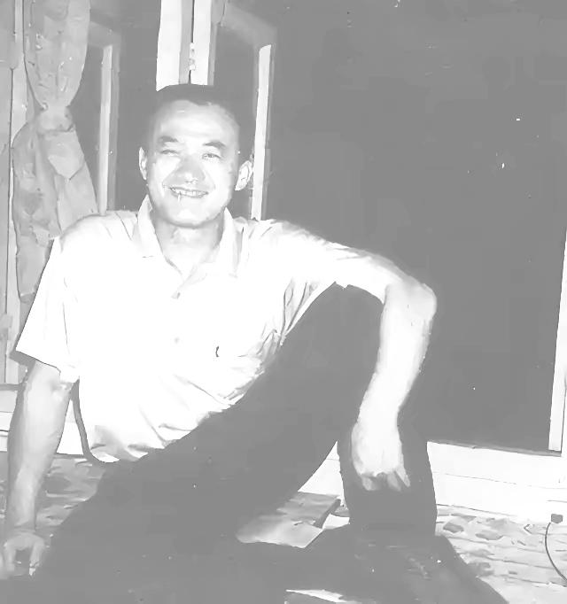 2002年，广西，B超护士周华早备剧毒，一针扎推拿医生李仁强后颈，笑说闹着玩。