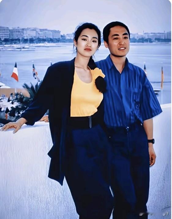 照片中的张艺谋刚好40岁，正好赶上人家说的“男人40一枝花”，精气神特别足。