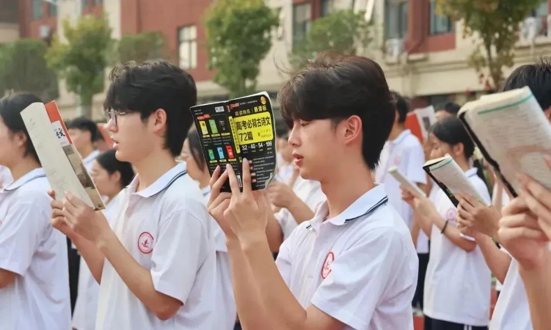 这00后是同一条生产线上批量生产出来的吗？1、你说TA是小孩吧，站起来比你都高