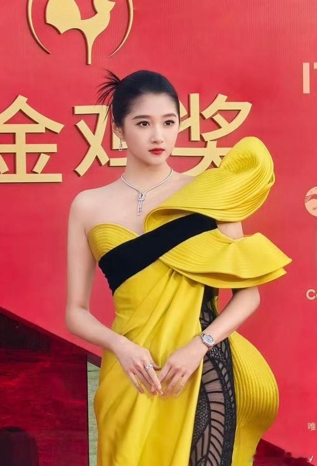 在2025年金鸡奖红毯，她身着GeorgesChakra2025秋冬定制礼服