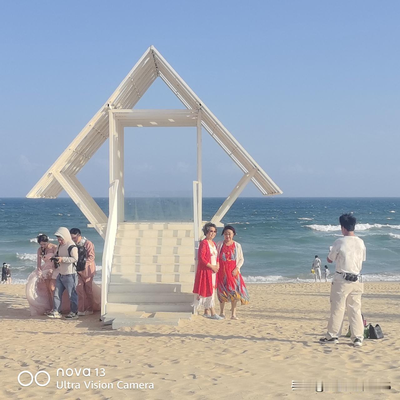 夕阳西下的清水湾，真的美到失语！蓝天与海滩相映成趣，漫步在海岸线，整个人都融入