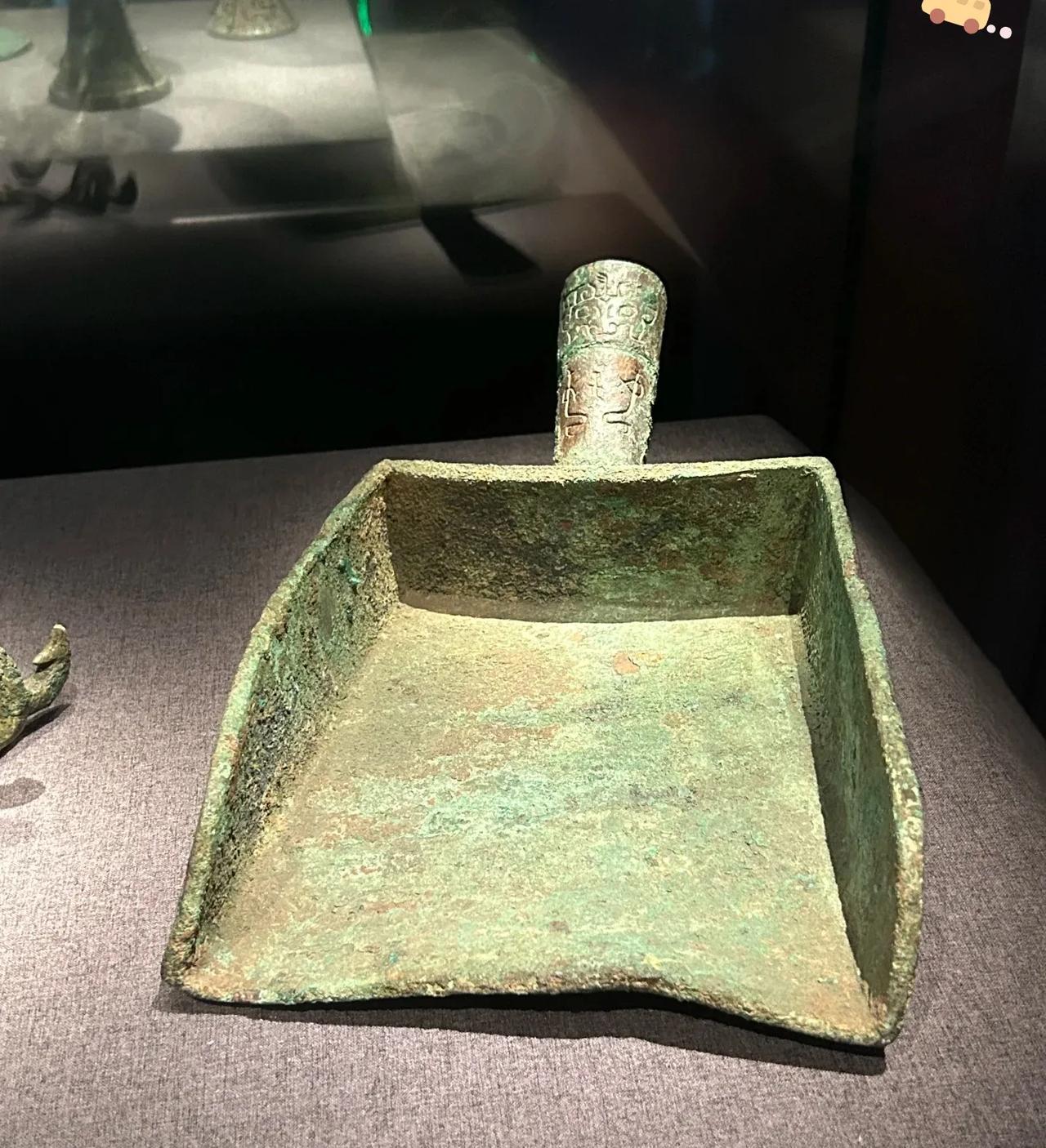 考古界又双叒叕有新发现！在商朝遗址出土了一件铜簸箕。最近，一场意外的考古