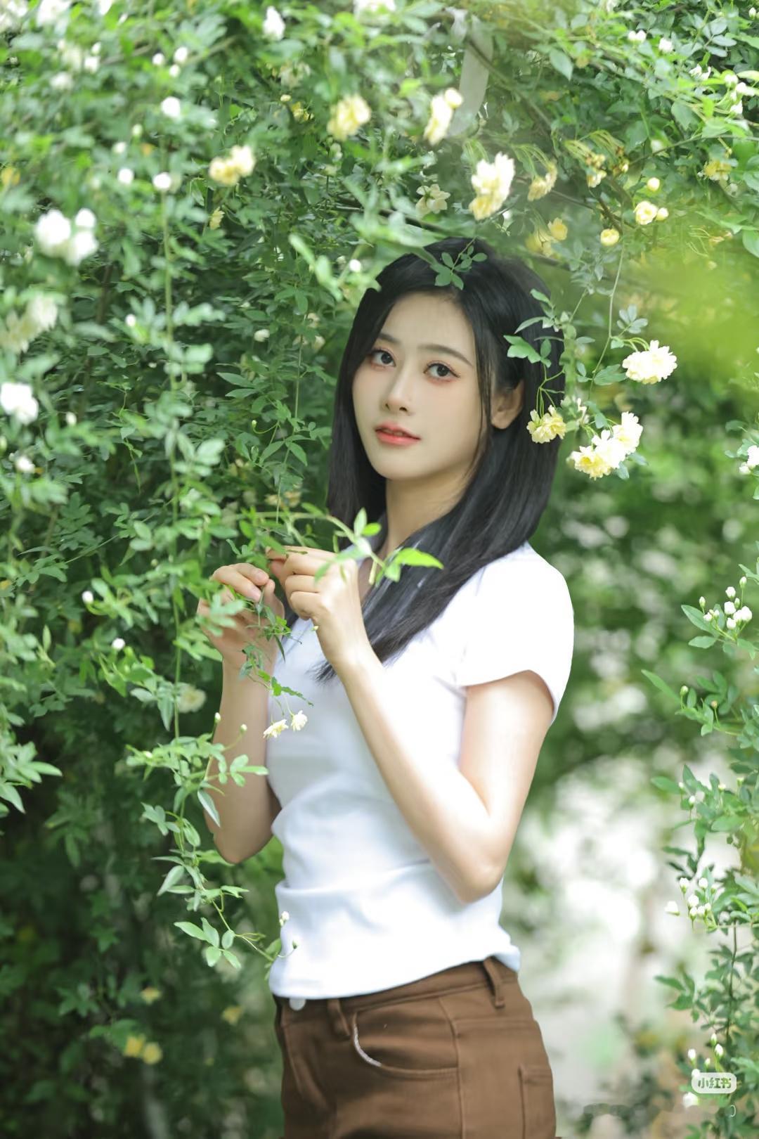 花间美人影，轻抚花枝间。