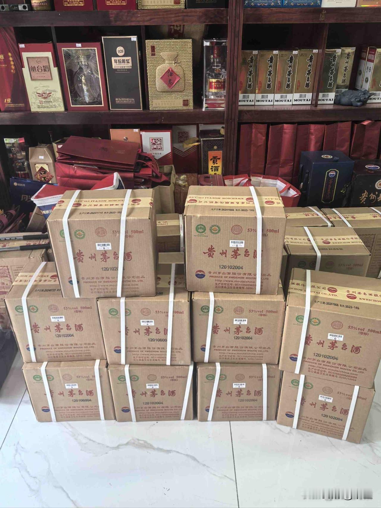 茅台跌了，经销商慌了，年轻人不买了2025年初，飞天茅台的价格维持在2200