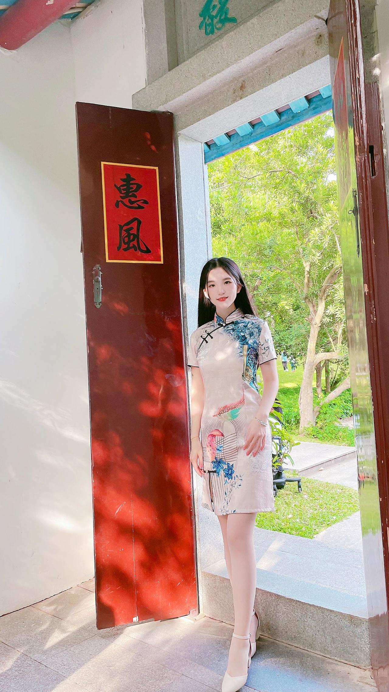 质地轻薄得像水一样，上脸推开毫无压力，仿佛天生的好皮肤。美女旗袍丝袜推荐