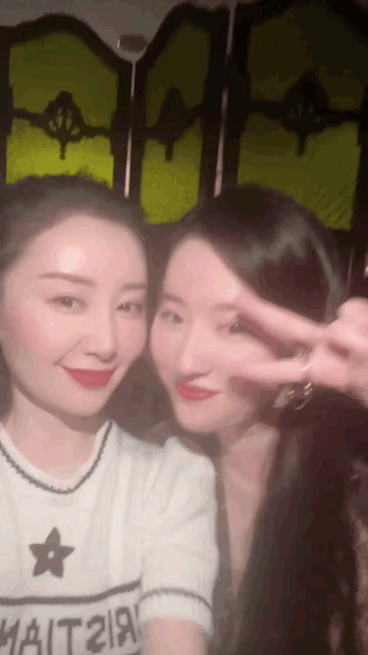 哈哈哈哈居然把神仙姐姐比下去了刘亦菲旁边的这位女生是谁？看着比刘亦菲还要漂
