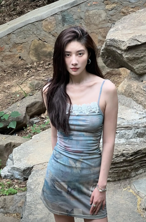 我感觉谁娶了吴优都会很幸福。吴优170cm大高个，身材凹凸有致，妥妥的大美