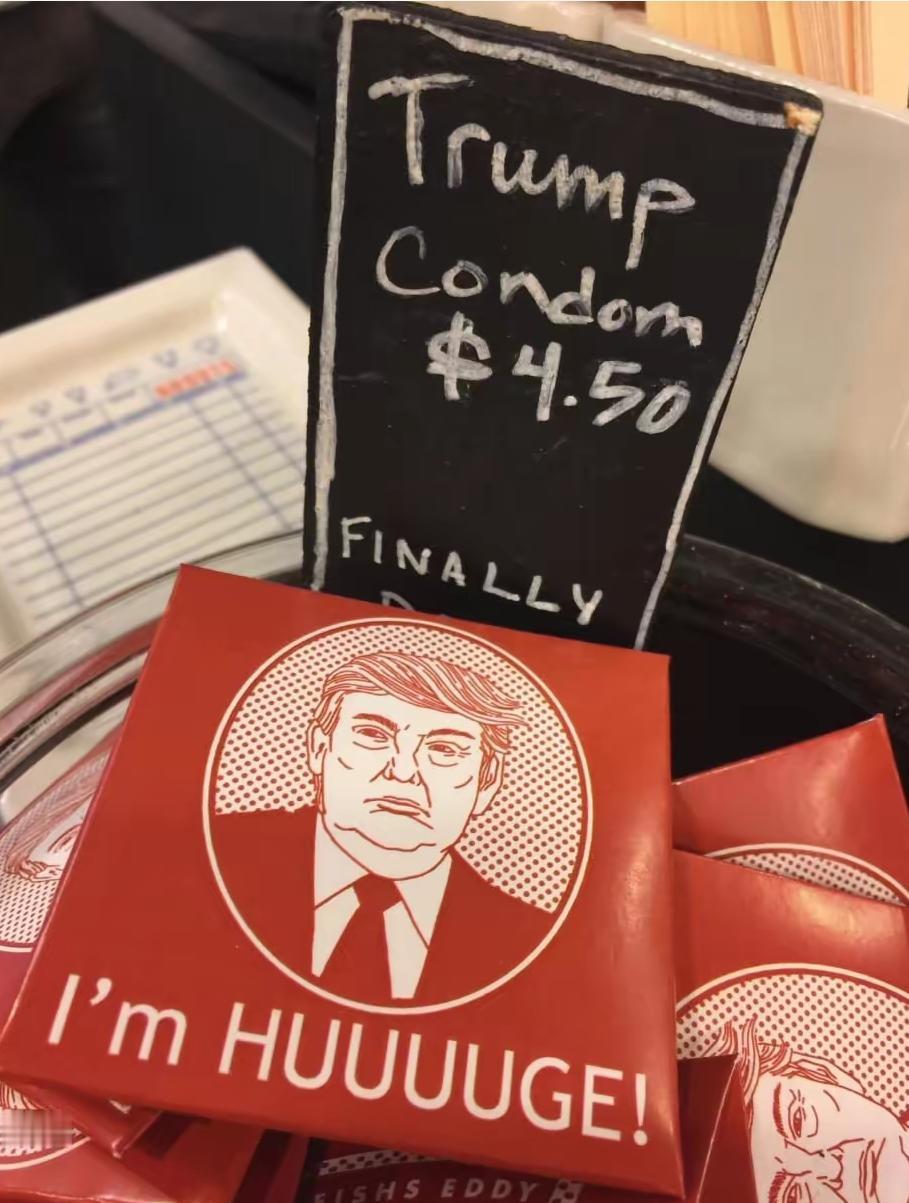 特朗普避孕套，4.5美元，这下特朗普又火爆了！ 照片来自爱泼斯坦留下的遗产图
