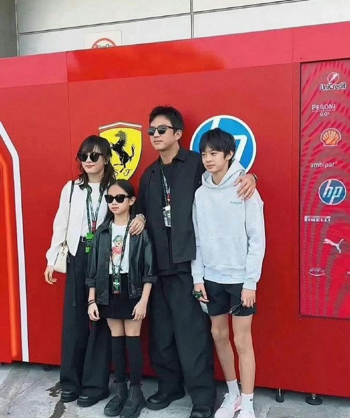 邓超孙俪从不婚主义到幸福主义，邓超孙俪一家四口同框，天呐，把女儿像爸爸和儿子像