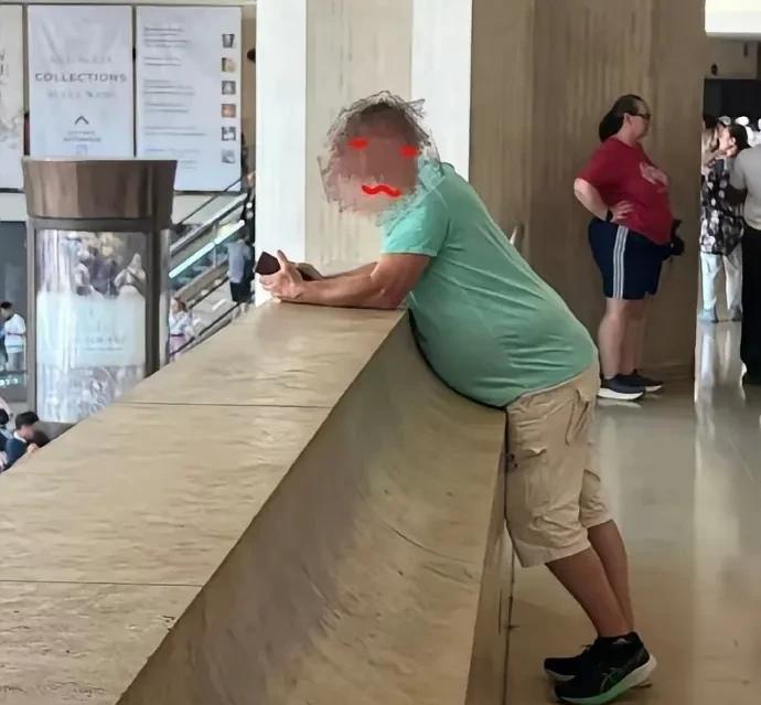 设计师自己大概率也是个大肚腩！