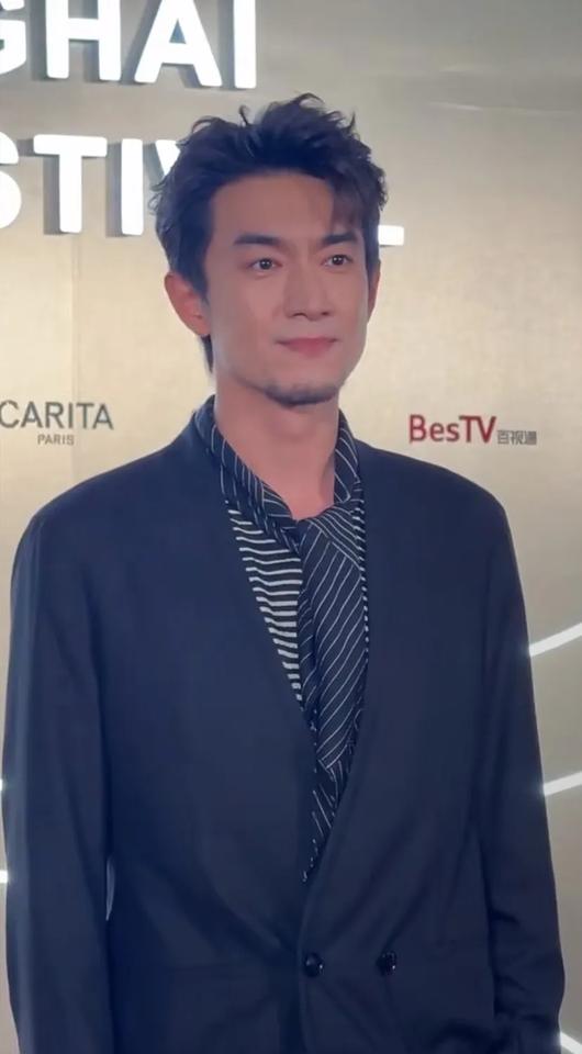 林更新他来了，他向我们走来了，来参加上海白玉兰奖的提名荣耀之夜。这小
