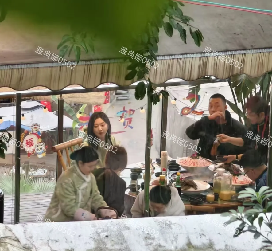 重庆吃火锅遇到景甜了，本人没有网上吹得那么美，胖头肿脸的年龄感也上来了，但皮肤很