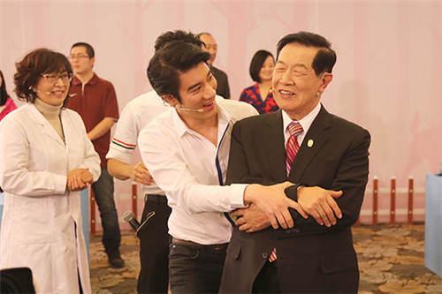 当年李昌钰和王力宏合影，他们都是帅哥，一个帅得有活力，一个老得儒雅。