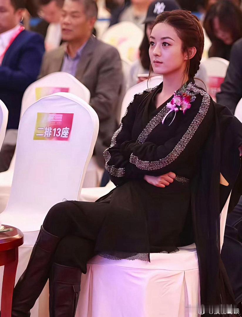 我还记得当年赵丽颖因为穿了这身衣服去领奖被群嘲，说其她女星都穿着漂亮的高定礼服，
