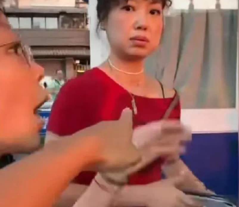 面对当地警察红衣女依旧态度嚣张当事人决定不吃哑巴亏，将事情全部曝光，让外