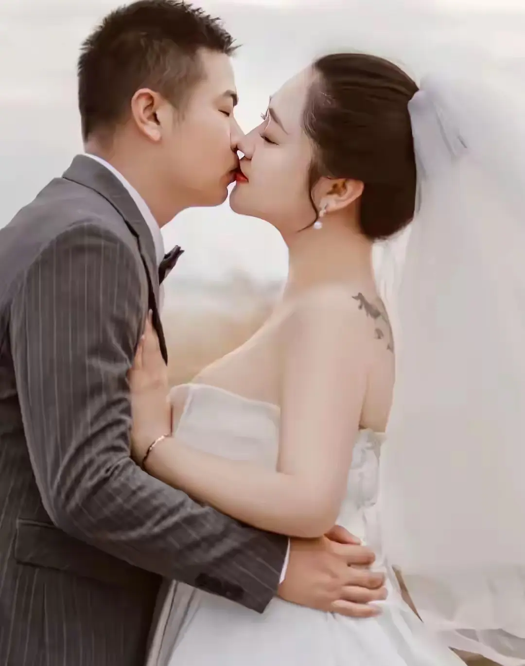 朋友结婚，拍的结婚照不错！差点没认出来