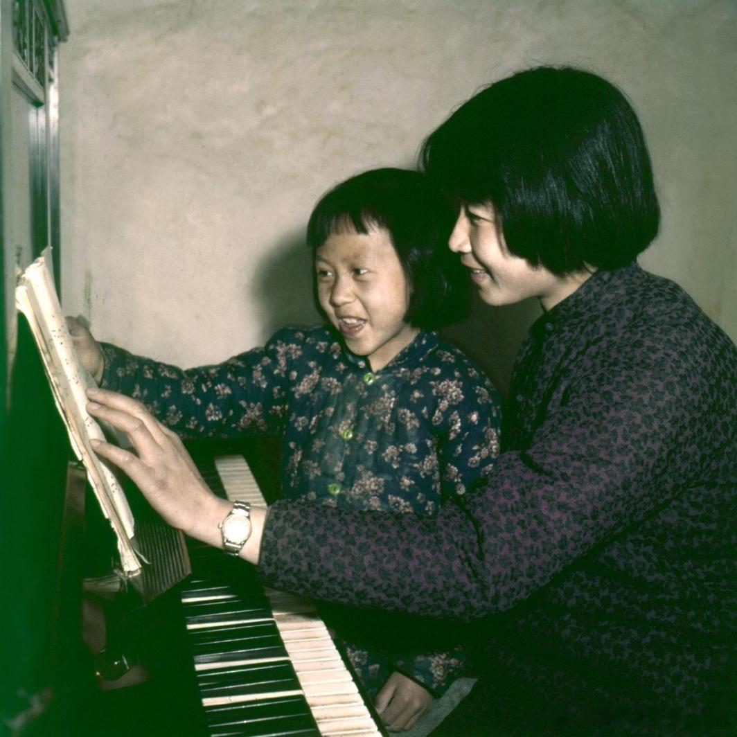 1959年，学习弹钢琴。摄影李曙​​​
