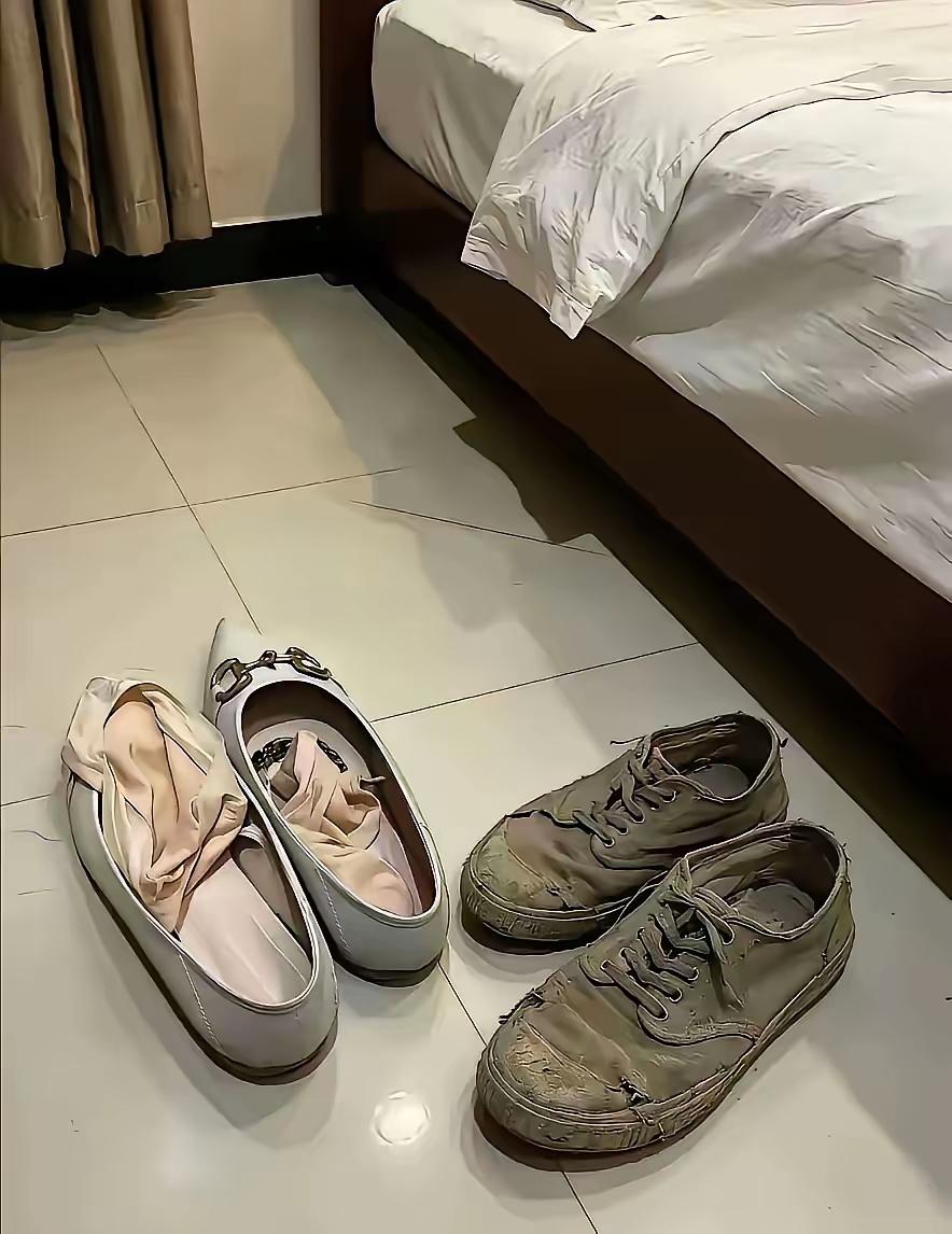 看看这两双鞋，让人好奇，到底是什么样的爱情，能让两个差距如此大的人走到一起？
