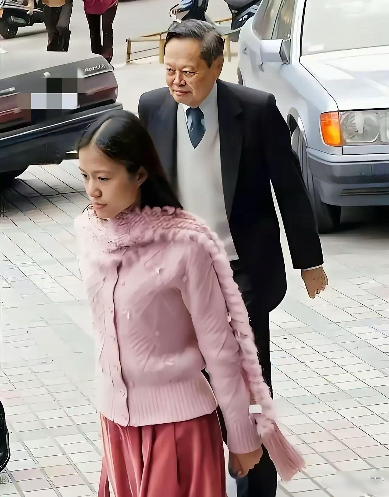 2004年，杨先生和翁帆女士去领证时的一张同框画面。当时翁女士28岁，漂亮温婉，