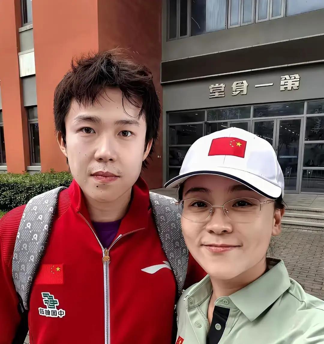 王楚钦头发剪短了。人看着精神了，可脸上憔悴得挺明显，眼袋也很抢镜。孙颖莎看上去和五年前没啥差别，不过