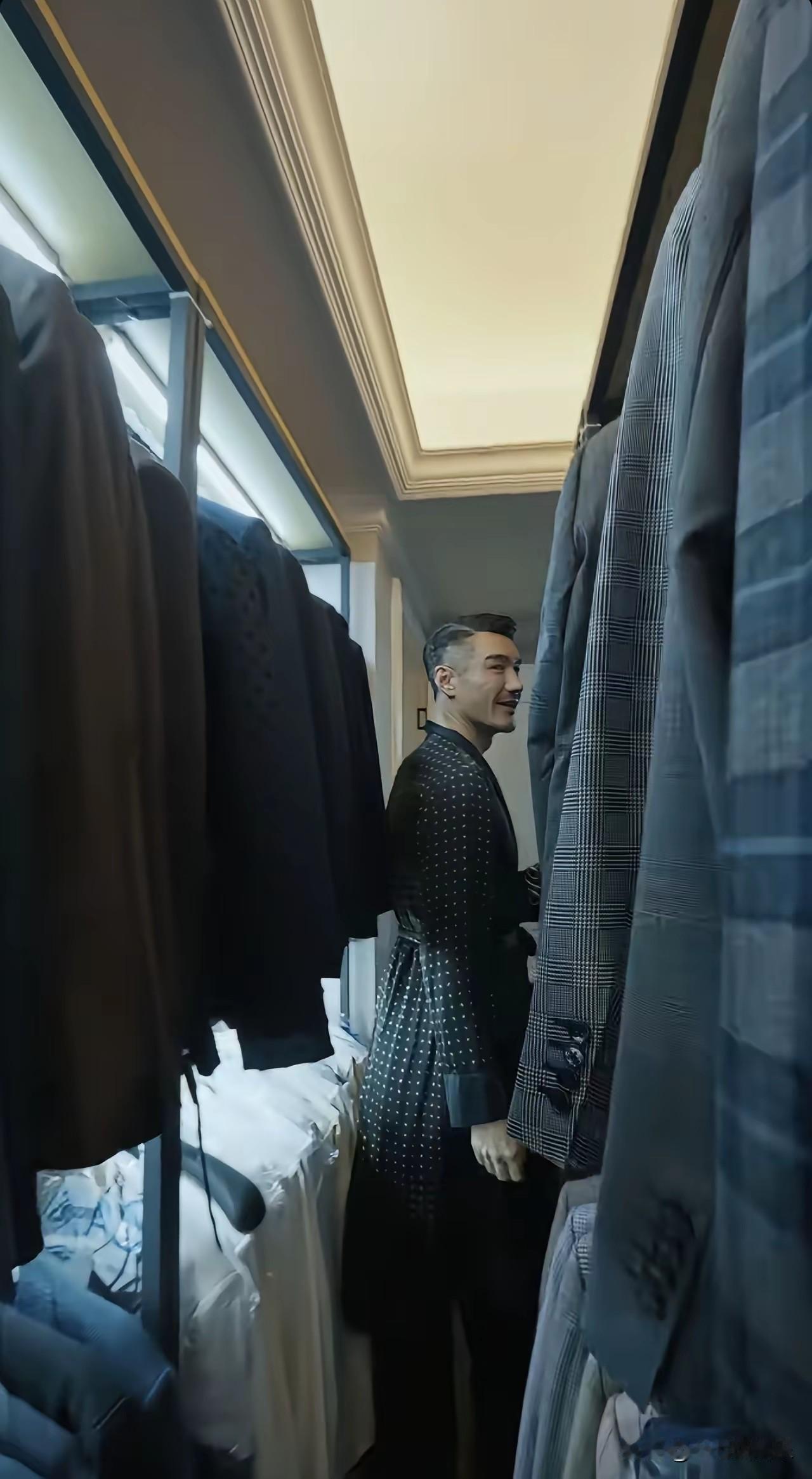 羡慕吗？胡兵是模特，衣服多很正常。看着他炫耀他的“武器”，我们普通