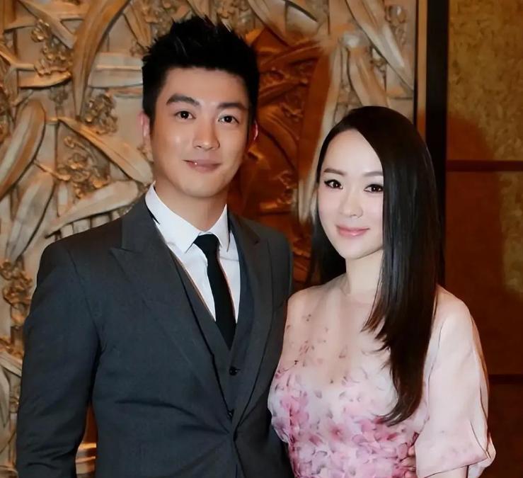 2012年，杜江和霍思燕刚处对象，杜江偷偷溜进女友家过夜，睡到第二天中午才起床，