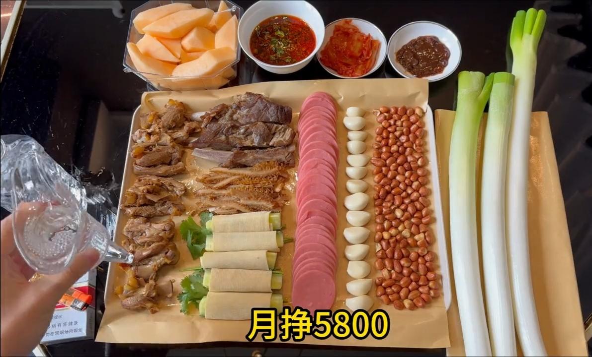 我有一个恶趣味，就是喜欢看单身男下班后买上几十块卤肉，然后加上花生、大葱、豆皮、