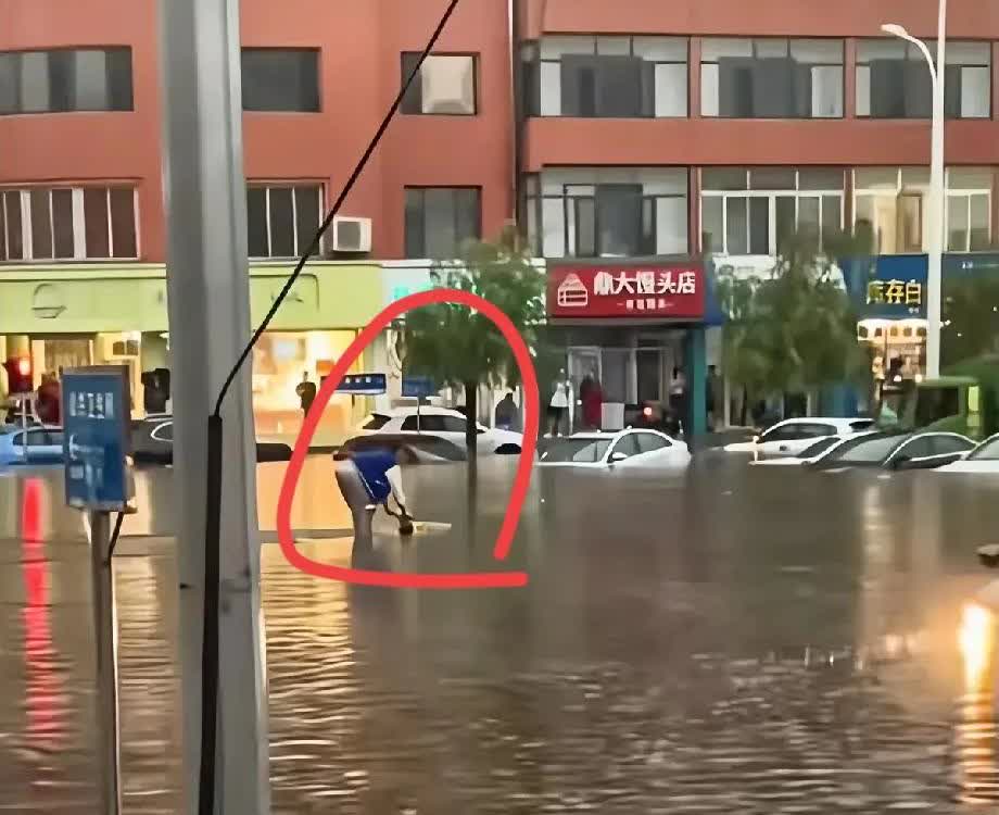 果然勇敢的人都会找到回家的路!美团共享电动车想不到会有被人当船开的一天！大雨封路