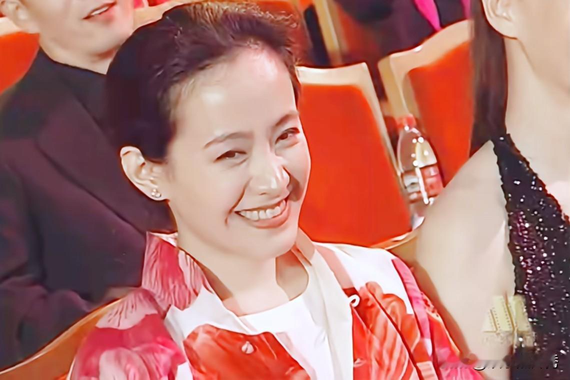 女明星里最“纯净”的一张脸，笑起来这气质比徐帆好太多了！她不像其他女星，不化