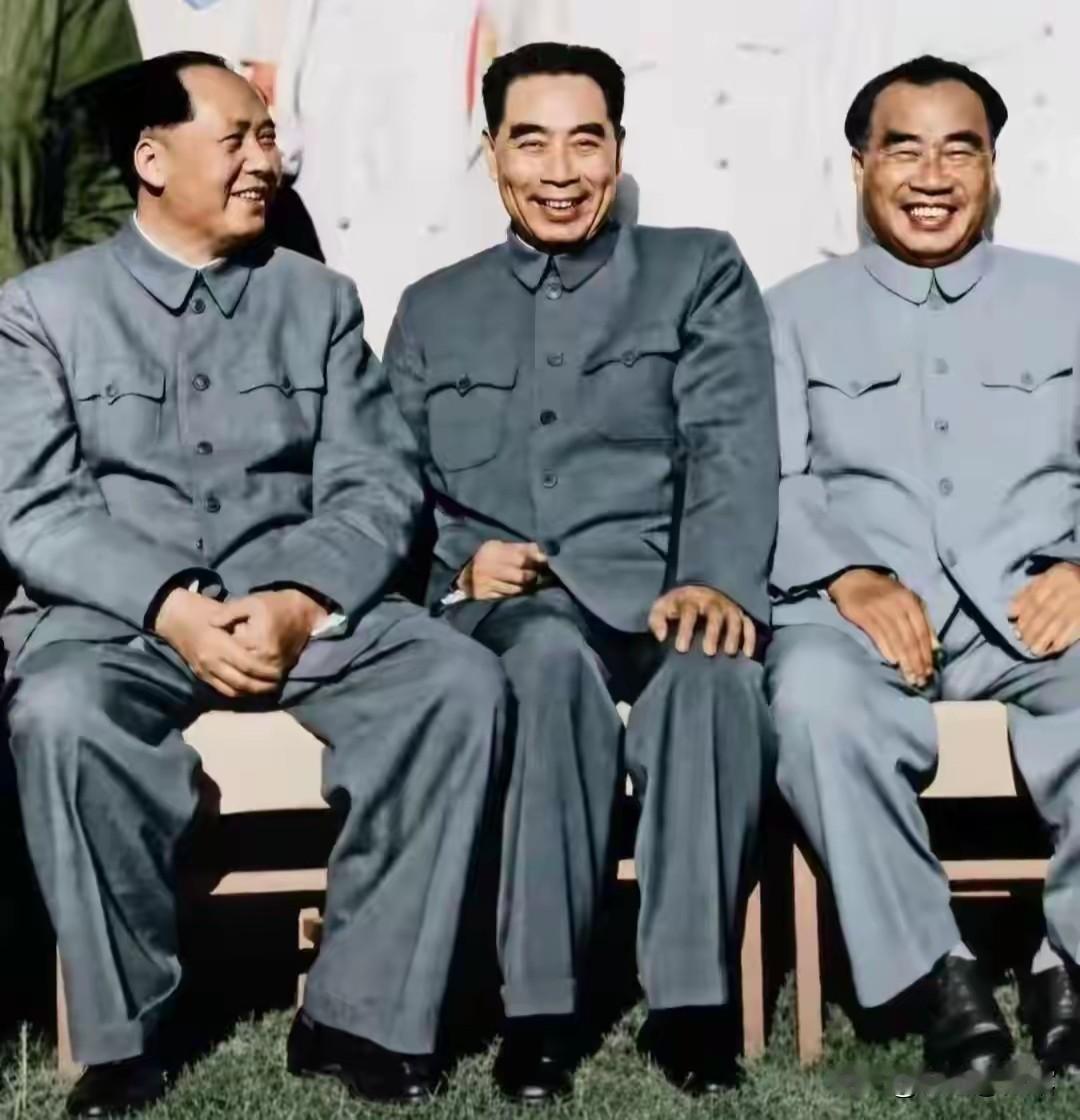 这张珍贵老照片定格了经典瞬间。毛泽东、周恩来、朱德三位伟人并肩而坐，面带从容和煦