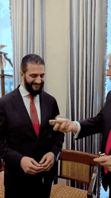 朱拉尼访问白宫很尴尬：特朗普直接问你有几个老婆？特朗普往朱拉尼身上喷古龙水，问道