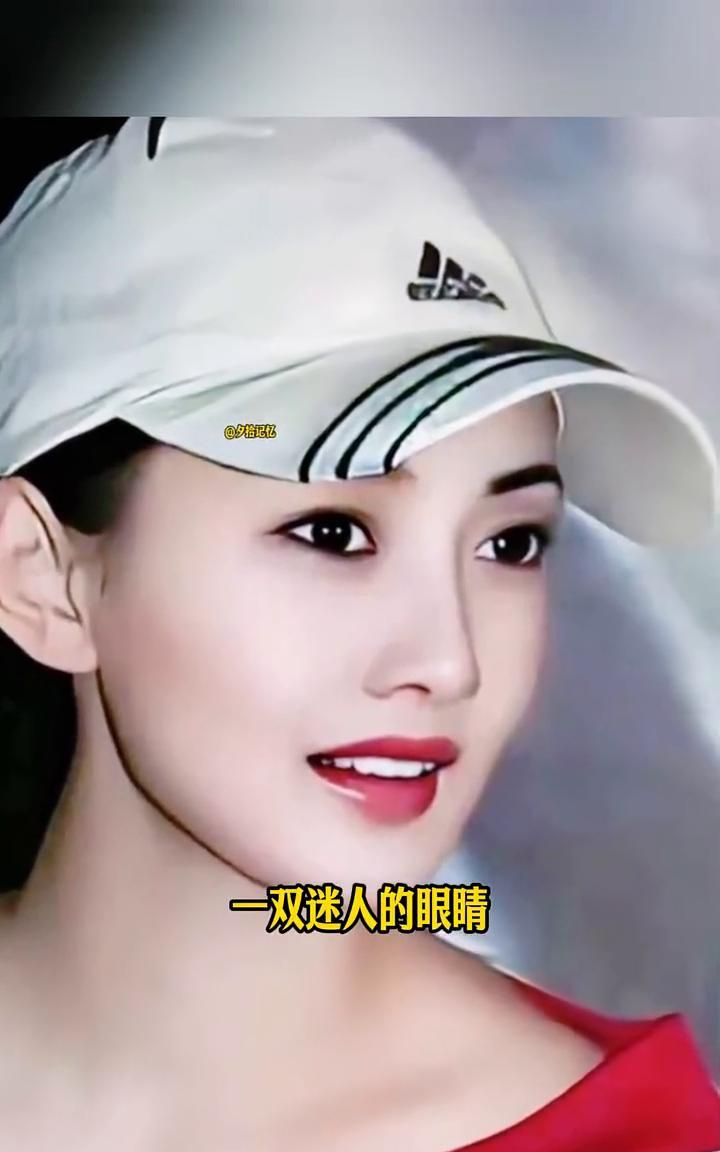 牛莉年轻的真的漂亮，皮肤白嫩白嫩的。一双迷人的眼睛给人一种大气温婉之美。高高的鼻