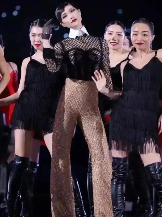 李宇春也是女人味儿十足