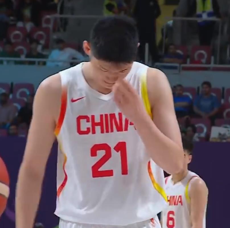 胡金秋今天这场比赛哪都好，就是罚篮邪了门了，怎么罚都不进，最后罚篮居然是9罚2中